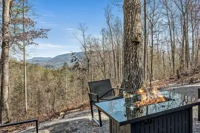 Image de *Cozy 2bd Cabin w/ Fire Pit! + Hot Tub + Views! *