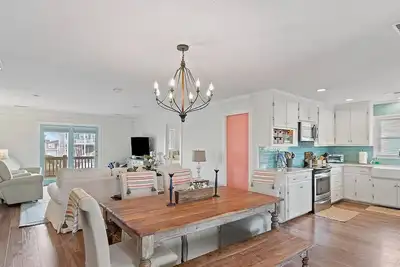 Image de Premiere Location! Canal Front, Dock, Easy Beach & Pier Access