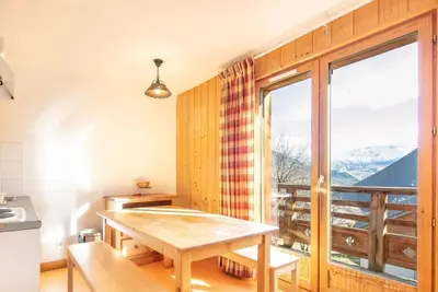 Image de 250m des commerces, piscine, balcon, parking, télévision, casier à ski, 39-45m²
