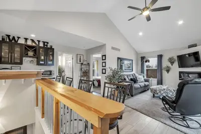 Image de View of Lake Fenton with hot tub and fire place