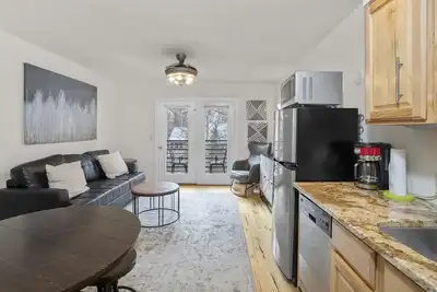 Image de River Location! 2 blocks to lift 7 & to the Gondola (rare to find)