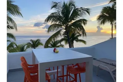 Oceanfront, 4 balcony condo: Stunning Sunsets
