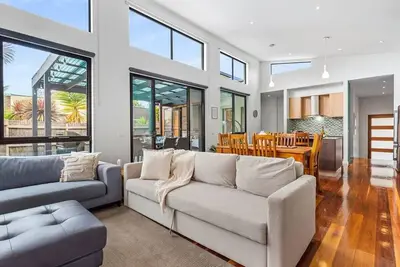 Image de Coastal Beach House | 5 Minute Walk to Beach