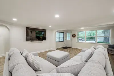 Image de Chic Micanopy Getaway w\/ Pool & Pool Table!