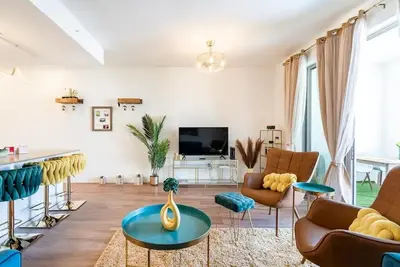 Image de Luxury DaliHouse in downtown! Dog park &pool & gym & hot tube & close to beach.