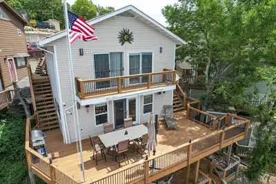 Image de Views! Sunset Haven - Lakefront Retreat - 3 Decks