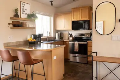 Image de Central Location - Jogging Trails and Parks Abound - Walking distance to shops
