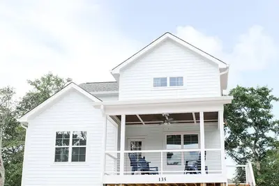 Image de Family-Friendly Oak Island Beach House! 8min walk to the beach!
