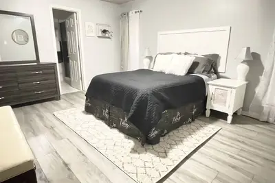 Image de Quiet, spacious centrally-located condo in gated community