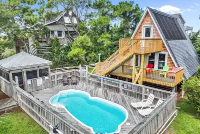 Image de Trendy Oceanside Bohemian Cottage, 500ft to Beach, Hot Tub, Solar Heated Pool, & Sun Decks