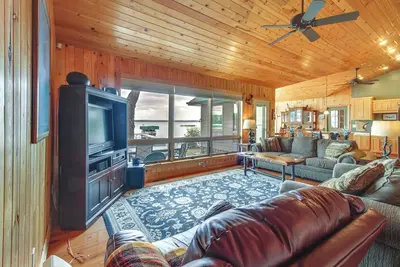 Image de Lakefront Isle Escape w/ Dock + Fire Pit!