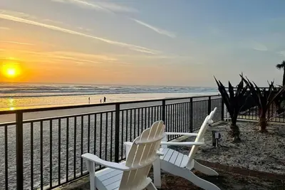 Image de Beach 🏝️ Retreat Studio - Oceanfront 🌊 Pool & Tiki Bar 🍹with direct beach access