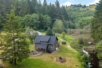 Image de Sitka Farmhouse - Coastal 3 acres, natural pond, forest, 2 miles to beaches