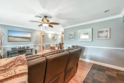 Image de 3bdrm Pool home under 4 miles to the Beach!