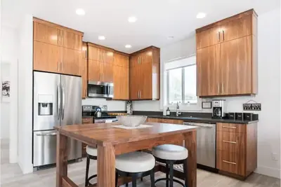 Image de Spotless Modern Steps from the Best Shops and Restaurants.