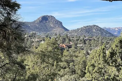 Image de Relax in our cozy 3-bedroom cabin near Whiskey Row - 8 min