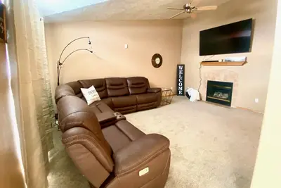 Image de ***Captivating Twin Home on quiet street close to lots of attractions***