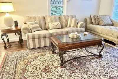 Image de Spacious Cape Cod in Monroeville