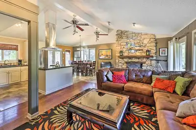 Image de Holiday Island Home: Hot Tub & Wood Stove!
