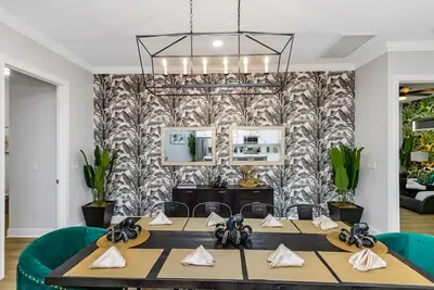 Image de Stunning 5br Home with Backyard Paradise and Pool