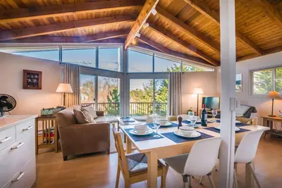 Image de Post and Beam Style Home Quiet Neighborhood Located 3 Houses from Private Association Beach