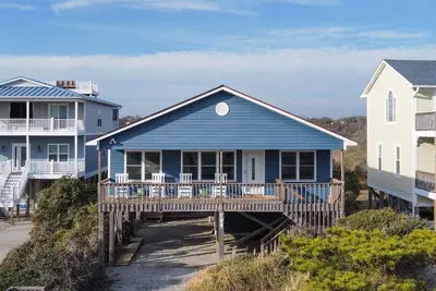 Image de Newly Renovated Long Beach Cottage - Ocean and Marsh views; 1 min walk to beach!