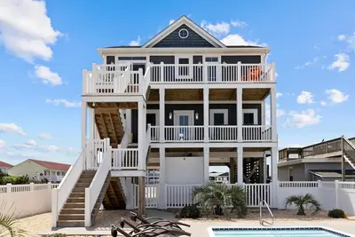 Image de 2nd Row Directly Across from Pier w/ Private Pool, Hot Tub, and More