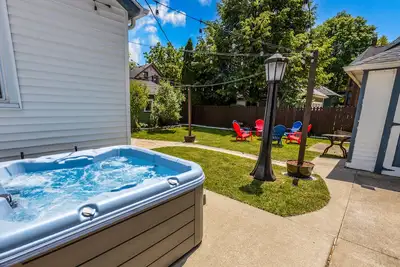 Image de Historic 5th St | Dogs-Ok| HotTub-open all yr!