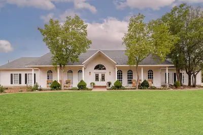 Image de Massive House with Indoor Heated Pool. Located In Bryan Tx.