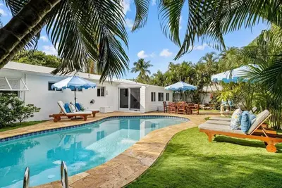 Image de New! Stunning Oasis - Heated Pool + Walkable