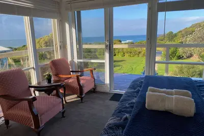 Image de Self-Contained Double Storey Beach House Across the Road from the Beach with Incredible Ocean Views.