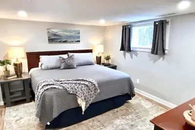 Image de A beautifully renovated 2 bedroom apartment with spacious King Beds