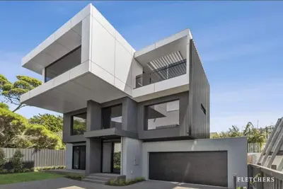 Image de New Central Location! 100m to beach 500m to main street - high end coastal home