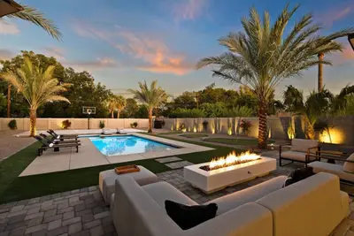 Image de New! The Laurel Of Phoenix Iii - Modern Luxury