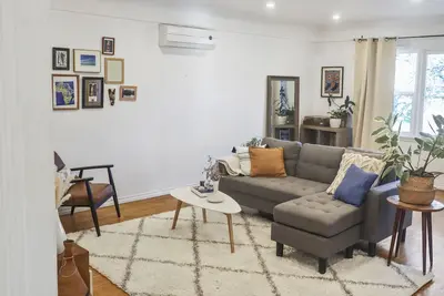 Image de Centrally Located Charming, Bright Character House close to downtown!