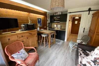 Image de Studio chaleureux proche pistes avec balcon sud, casier à skis, parking et équipements complets.