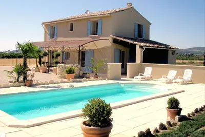 Image de Mas Maurice Mas Dansavan dans Luberon\nPiscine climatisation espace vert wifi