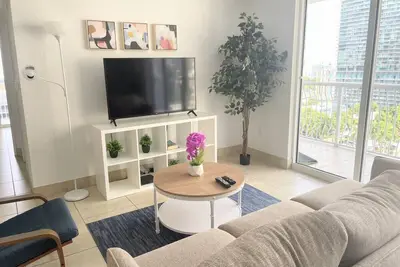 2 Br/2 Ba plus Den Brickell Condo Pool, Hot Tub, and Gym