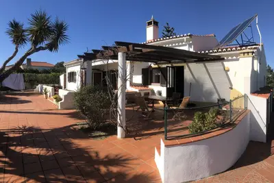 Image de Maison chaleureuse de plain pied avec beau jardin arboré et vastes terrasses