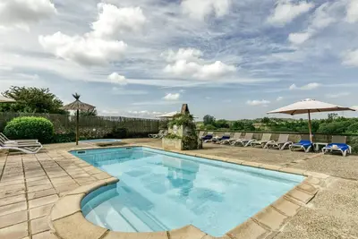 Image de Maison de campagne 'El Rebost Rural De Can Gat Vell' avec piscine partagée, Wi-Fi et climatisation