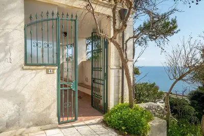 Image de Studio \"Rosa\" avec vue sur la mer, terrasse privée et climatisation.