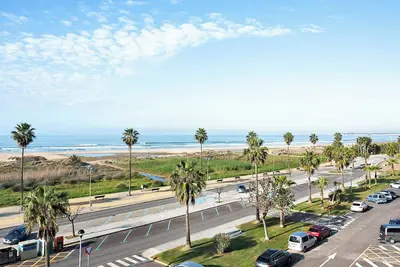 Image de Appartement \"Atico Conil Vistas - Sólo Familias\" avec vue sur la mer, terrasses privées et Wi-Fi.