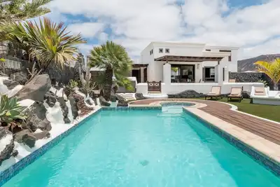 Image de Villa Faro Park avec piscine privée, vue montagnes, Wi-Fi, terrasses et jardin.