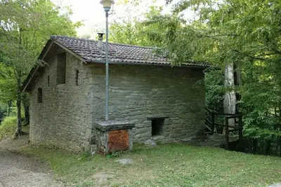 Image de Caravane \"Le Sorgenti - Bungalow In Sasso\" avec vue sur les montagnes et jardin privé.