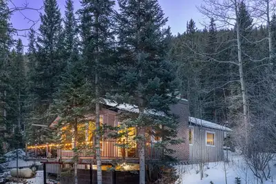 Image de Forest-Nestled Creekfront Cabin, Fireplace & Sauna