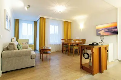 Image de HĂĽbsche Ferienwohnung in Strandlage mit Wundervollem Blick auf den Schloonsee