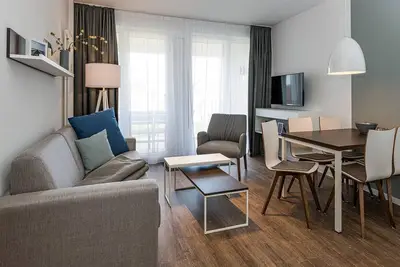 Image de Strandnahes Ferienapartment mit Balkonen, Parkplatz, Schwimmbad- & Saunanutzung