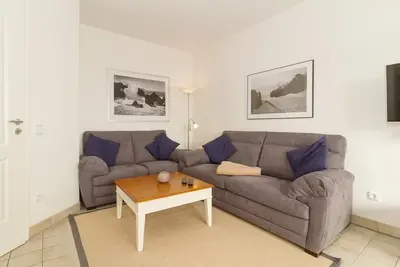 Image de Erstklassige Ferienwohnung an der Ostsee mit Balkon, Strandkorb und Hafenblick