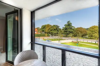 Image de Stylish studio apartment with a view of the idyllic Godewindpark & Spa in the building