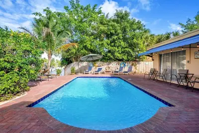 Image de Near beach, spacious 4bd, pool/waterfront/paddle boards.